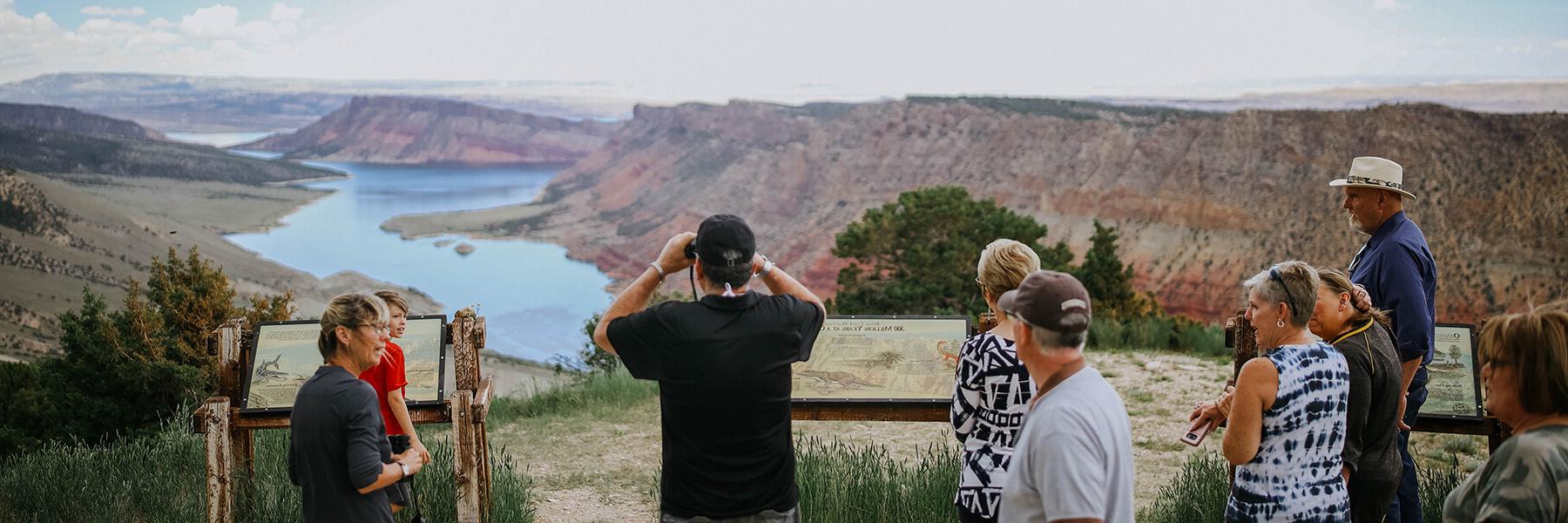 游客在火烈峡国家娱乐区欣赏风景